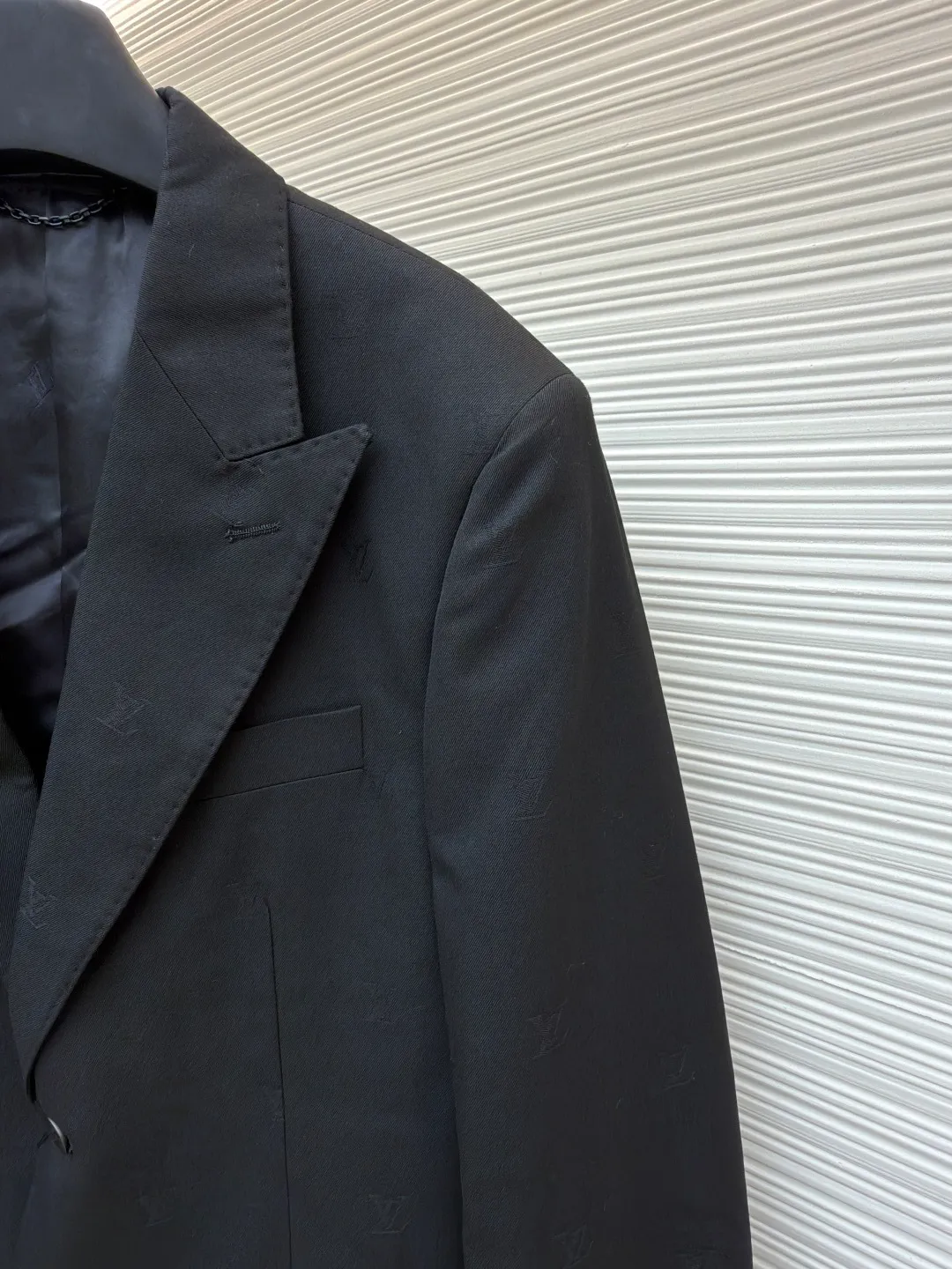 LOUIS VUITTON full-width jacquard suit ●Original version: Purchased and developed for 34500 ●Item number: 1680847-C85 ●Material: soft wool satin fabric ●Technology: jacquard production ●Version: fitted version ●Weight: about 735 grams ●Size: 50-52-54-56 ●Description: Customized soft wool satin, as smooth as silk, full of drape, with a deep black charm Deep and mysterious, the full-width LV Blason jacquard slowly unfolds on the wool, which seems to inject soul into this jacket. It is decorated with LV logo embroidery, revealing a noble style inadvertently. The smooth peaked collar line is neat, invisibly stretching the shoulder outline, giving the wearer a strong aura, and exuding charming charm in the interlacing of the pieces. Jacquard technology controls the interweaving of warp and weft threads by weaving LV Bladon textile technology on the surface of the fabric, and precisely controls the interweaving density and tension of the yarn to make it more three-dimensional. Adopt imported machine embroidery technology, use advanced computer control system and precision mechanical components to achieve LV logo embroidery work with high precision and smooth and delicate lines. Template machine bag opening The preset template guides the position, shape and size of the bag opening. The accuracy ensures the quality of the bag opening effect. Ergonomic three-dimensional tailoring returns to traditional craftsmanship through segmentation, folding, shrinking, and stretching techniques. The so-called slow work produces fine work, which is the respect for the material and the pursuit of feel. The workmanship is complex and tedious, and the aging rate is slow. The overall wiring is straight and delicate, the fabric is comfortable and soft, and the color is consistent without color difference. It can be matched with the same style to create a fashionable look and control various occasions. Customized accessories, complete with three standards, same style for men and women!